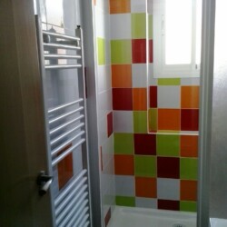 BALDOSA 20 X 20 MULTICOLOR <br>
en zona de ducha <br>
RADIADOR TOALLERO