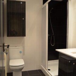 pequeño pero funcional <br>
MÓDULO SOBRE INODORO <br>
solución de aprovechamiento <br>
<br>
MAMPARA de RINCÓN <br>
LAVABO INTEGRAL <br>
sobre mueble alto brillo